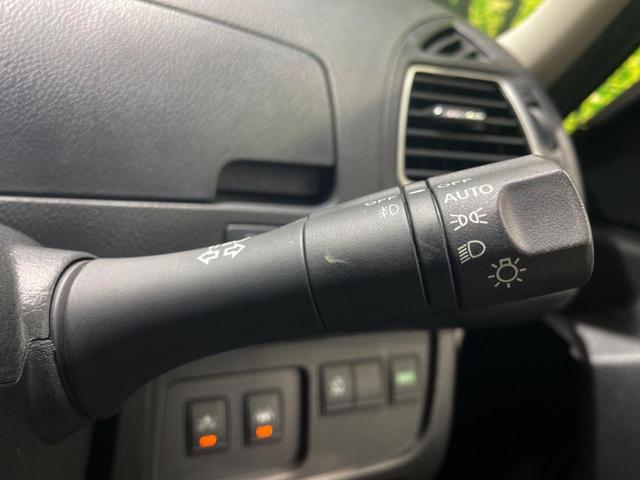 【オートライト】周りの明るさに応じて自動でヘッドライトの点灯・消灯ができる機能です！ライトの付け忘れ・消し忘れなどが無くなり、雨の日や夕方の走行も安心！トンネル通過時も便利ですね♪