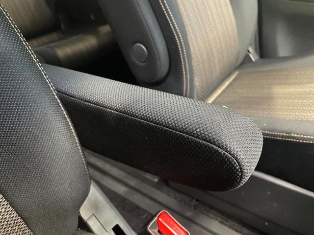 【アームレスト】運転中の身体の負担を軽減してくれるアームレストを装備♪