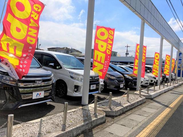 ズラッと並んだ展示車と大きな「Ｎ」の看板が目印です！