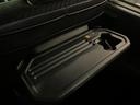 【セカンドシートテーブル】ドリンクを置いたりお菓子を置いたり…ロングドライブ時、後席にお乗りの方がゆったり快適にお過ごしいただける気配り要素が充実しております♪