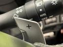 【パドルシフト】ハンドルから手を離さずに素早くシフトアップ&ダウンができるので、エンジンブレーキを使う下り坂や高速道路の合流で加速したい場面で役立ちます。