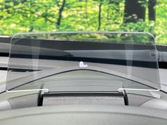 【カラーヘッドアップディスプレイ】現在の速度や走行情報をデジタル表示で運転席前方のガラスに投影！カラー付きで視認性も高く、運転中目線をずらさず必要な情報を確認できるのでとっても便利で安心！ 5