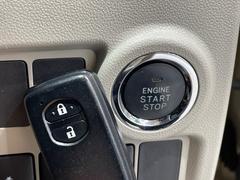 【スマートキー】カバンやポケットに入れたままでもドアの施錠・解錠が可能なスマートキーを装備。エンジンのオン・オフ時もカギを取り出す必要が無いからとっても便利です♪ 7