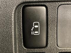 【パワースライドドア】スマートキーや運転席のスイッチでスライドドアの開閉が可能♪電動だから力を入れてドアを開ける必要が無く、小さいお子様でも、重い荷物を持っている時もラクに開け閉めできます♪ 3