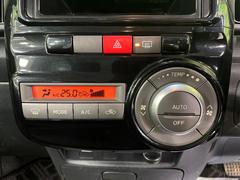 【オートエアコン】一度お好みの温度に設定すれば、車内の温度を検知し風量や温度を自動で調整。暑い…寒い…と何度もスイッチ操作をする必要はありません。快適な車内空間には必須の機能ですね♪ 5
