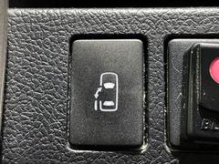 【パワースライドドア】スマートキーや運転席のスイッチでスライドドアの開閉が可能♪電動だから力を入れてドアを開ける必要が無く、小さいお子様でも、重い荷物を持っている時もラクに開け閉めできます♪ 4
