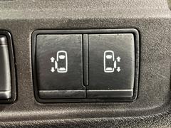 【両側パワースライドドア】スマートキーや運転席のスイッチで後席両側スライドドアの開閉が可能♪電動だから力を入れてドアを開ける必要が無く、小さなお子様でも簡単に開け閉めでき快適です♪ 3