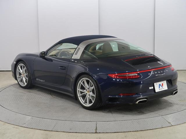 ９１１ ９１１タルガ４　左Ｈ　ポルシェエントリードライブシステム　フロントアクスルリフトシステム　シートヒーター　クリアランスソナー　ナイトブルーメタリックエクステリア　ベージュインテリア　ネイビーコンバーチブルタルガトップ（10枚目）