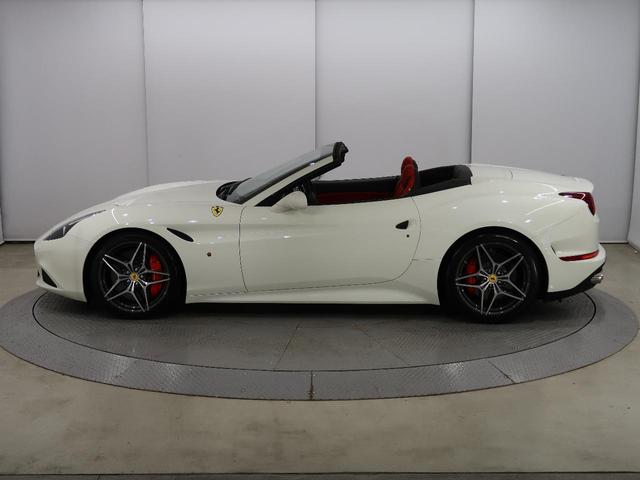 カリフォルニアＴ ベースグレード　正規ＤＬ車　カーボンステアリングＬＥＤ付　２０インチ鍛造バイカラーＡＷ　インテリアロッソフェラーリ　カヴァリーノヘッドレスト　メモリー付パワーシート　シートヒーター　アップルカープレイ　バックカメラ（8枚目）