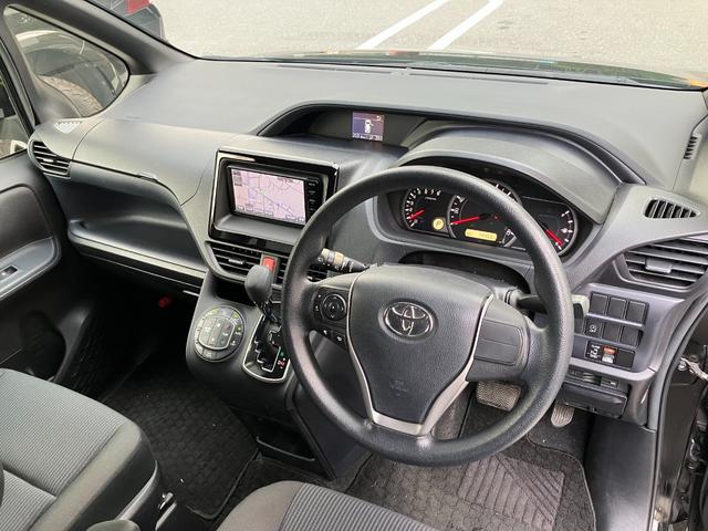 ノア Ｘ　Ｂｌｕｅｔｏｏｔｈ音楽　禁煙　バックモニタ－　ＤＶＤ再生可　リモコンキー　ＡＵＴＯライト　ＬＥＤヘッドライト　フルフラット　ナビＴＶ　パワーウィンドウ　３列シート　ウォークスルー　ＥＴＣ　アイストップ（12枚目）