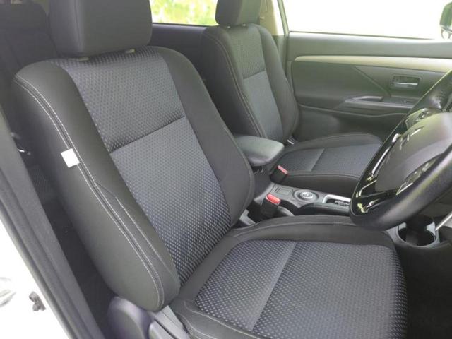 アウトランダー ４ＷＤ２４Ｇセーフティパッケージ　新品タイヤ／保証書／社外　ＳＤナビ／衝突安全装置／車線逸脱防止支援システム／ヘッドランプ　ＬＥＤ／Ｂｌｕｅｔｏｏｔｈ接続／ＥＴＣ／ＥＢＤ付ＡＢＳ／横滑り防止装置／アイドリングストップ　バックカメラ（4枚目）