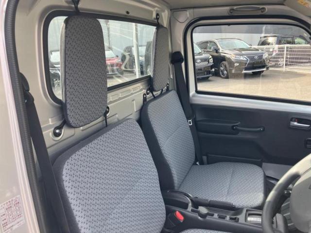 キャリイトラック ４ＷＤ　ＫＣスペシャル　新品タイヤ／保証書／衝突安全装置／車線逸脱防止支援システム／ＥＴＣ／ＥＢＤ付ＡＢＳ／横滑り防止装置／エアバッグ　運転席／エアバッグ　助手席／パワーウインドウ／キーレスエントリー／パワーステアリング（6枚目）