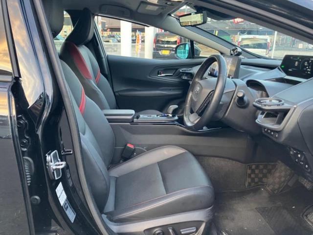 プリウス ４ＷＤ　Ｚ　新品タイヤ／保証書／ディスプレイオーディオ＋ナビ１２．３インチ／デジタルインナーミラー／トヨタセーフティセンス／シートヒーター　前席／全方位モニター／車線逸脱防止支援システム　革シート　全周囲カメラ（5枚目）