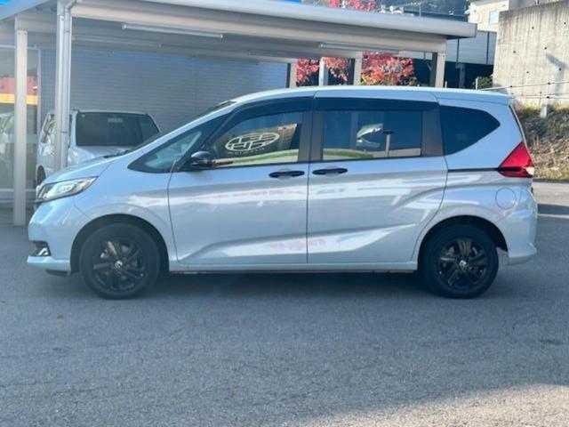 フリードハイブリッド 4WDハイブリッドGブラックスタイル 新品タイヤ/保証書/純正 9インチ SDナビ/フリップダウンモニター 純正 10.1インチ/ホンダセンシング/両側電動スライドドア/シートヒーター 前席/車線逸脱防止支援システム 衝突被害軽減システム(2枚目)