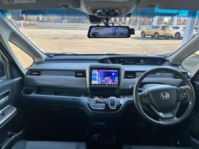 フリードハイブリッド 4WDハイブリッドGブラックスタイル 新品タイヤ/保証書/純正 9インチ SDナビ/フリップダウンモニター 純正 10.1インチ/ホンダセンシング/両側電動スライドドア/シートヒーター 前席/車線逸脱防止支援システム 衝突被害軽減システム(4枚目)