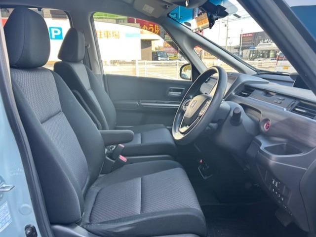 フリードハイブリッド 4WDハイブリッドGブラックスタイル 新品タイヤ/保証書/純正 9インチ SDナビ/フリップダウンモニター 純正 10.1インチ/ホンダセンシング/両側電動スライドドア/シートヒーター 前席/車線逸脱防止支援システム 衝突被害軽減システム(5枚目)