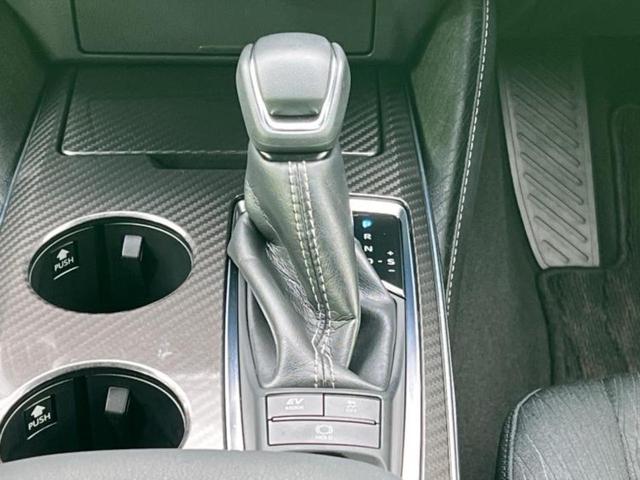 クラウンハイブリッド ４ＷＤ　ＲＳ　Ｆｏｕｒ　新品タイヤ／サンルーフ／保証書／純正　ＳＤナビ／衝突安全装置／シートヒーター　前席／車線逸脱防止支援システム／ヘッドランプ　ＬＥＤ／Ｂｌｕｅｔｏｏｔｈ接続／ＥＴＣ／ＥＢＤ付ＡＢＳ／横滑り防止装置（17枚目）