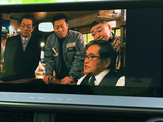 プリウス Ｚ　サンルーフ／保証書／純正　１１インチ　ＳＤナビ／衝突安全装置／シートヒーター／全方位モニター／車線逸脱防止支援システム／シート　合皮／パーキングアシスト　バックガイド　衝突被害軽減システム　禁煙車（9枚目）