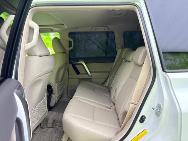 ランドクルーザープラド ４ＷＤ　ＴＸ　Ｌパッケージマットブラックエディション　サンルーフ／保証書／社外　９インチ　ＳＤナビ／トヨタセーフティセンス／シートヒーター／車線逸脱防止支援システム／シート　フルレザー／ヘッドランプ　ＬＥＤ／Ｂｌｕｅｔｏｏｔｈ接続／ＥＴＣ　革シート（7枚目）