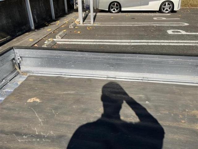 ハイゼットトラック エクストラ 新品タイヤ/保証書/ETC/エアバッグ 運転席/パワーウインドウ/キーレスエントリー/パワーステアリング/マニュアルエアコン/アクセサリーソケット/CD/ラジオ(7枚目)