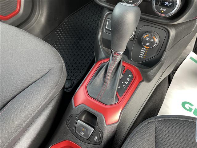 ジープ・レネゲード トレイルホーク 4WD 純正ディスプレイオーディオ バックカメラ HIDヘッドライト ETC 純正アルミホイール スマートキー プッシュスタート レーダーブレーキ ドライブレコーダー ブラインドスポットモニター(12枚目)