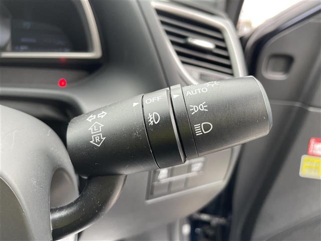 アクセラスポーツ １５Ｓ　４ＷＤ　純正ナビ　バックカメラ　ＬＥＤヘッドライト　ＥＴＣ　社外アルミホイール　スマートキー　プッシュスタート　ドライブレコーダー（8枚目）
