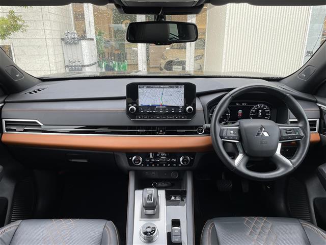 アウトランダーＰＨＥＶ Ｐ　４ＷＤ　純正ナビ　フルセグＴＶ　全方位カメラ　ＬＥＤヘッドライト　ＥＴＣ　革シート　シートヒーター　パワーバックドア　スマートキー　マイパイロット　純正アルミホイール（2枚目）