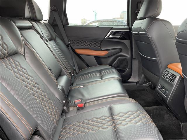 アウトランダーＰＨＥＶ Ｐ　４ＷＤ　純正ナビ　フルセグＴＶ　全方位カメラ　ＬＥＤヘッドライト　ＥＴＣ　革シート　シートヒーター　パワーバックドア　スマートキー　マイパイロット　純正アルミホイール（5枚目）
