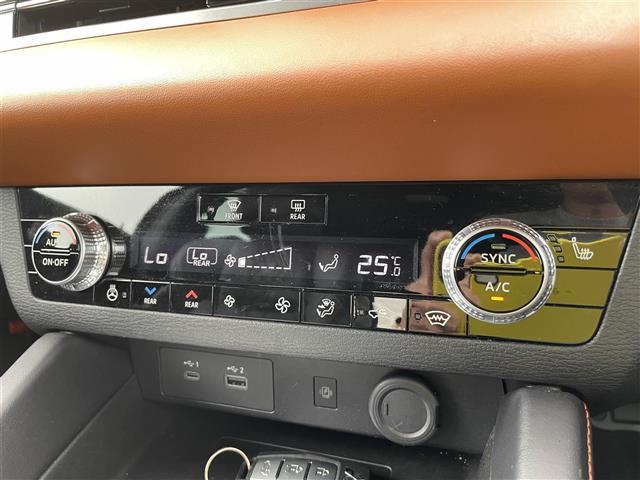 アウトランダーＰＨＥＶ Ｐ　４ＷＤ　純正ナビ　フルセグＴＶ　全方位カメラ　ＬＥＤヘッドライト　ＥＴＣ　革シート　シートヒーター　パワーバックドア　スマートキー　マイパイロット　純正アルミホイール（18枚目）