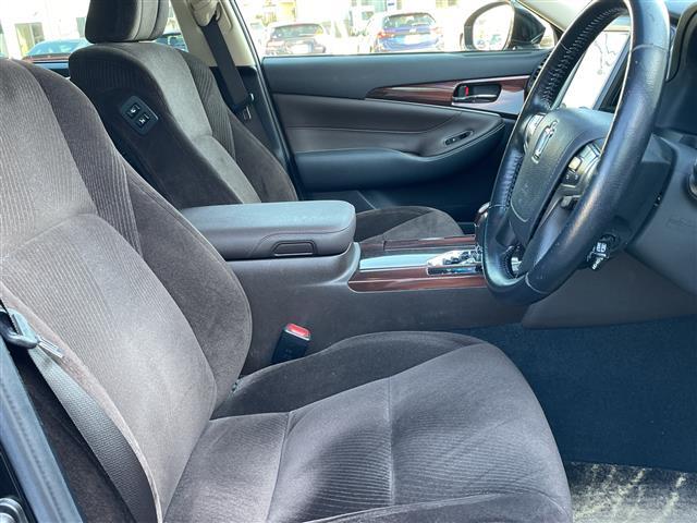 クラウンハイブリッド ロイヤルサルーン Four 4WD 純正ナビ フルセグTV 全方位カメラ LEDヘッドライト クルーズコントロール 社外アルミホイール スマートキー プッシュスタート 電動ミラー(3枚目)