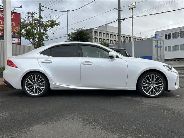 ＩＳ ＩＳ３００ｈ　バージョンＬ　４ＷＤ　純正ナビ　フルセグＴＶ　バックカメラ　革シート　サンルーフ　純正アルミホイール（6枚目）