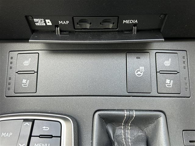 ＩＳ ＩＳ３００ｈ　バージョンＬ　４ＷＤ　純正ナビ　フルセグＴＶ　バックカメラ　革シート　サンルーフ　純正アルミホイール（22枚目）