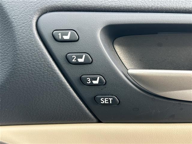 ＩＳ ＩＳ３００ｈ　バージョンＬ　４ＷＤ　純正ナビ　フルセグＴＶ　バックカメラ　革シート　サンルーフ　純正アルミホイール（25枚目）