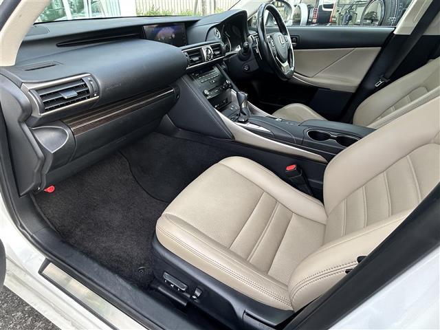 ＩＳ ＩＳ３００ｈ　バージョンＬ　４ＷＤ　純正ナビ　フルセグＴＶ　バックカメラ　革シート　サンルーフ　純正アルミホイール（29枚目）