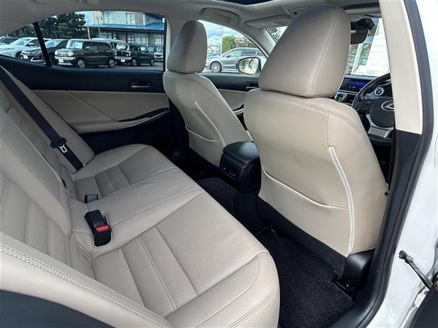 ＩＳ ＩＳ３００ｈ　バージョンＬ　４ＷＤ　純正ナビ　フルセグＴＶ　バックカメラ　革シート　サンルーフ　純正アルミホイール（31枚目）