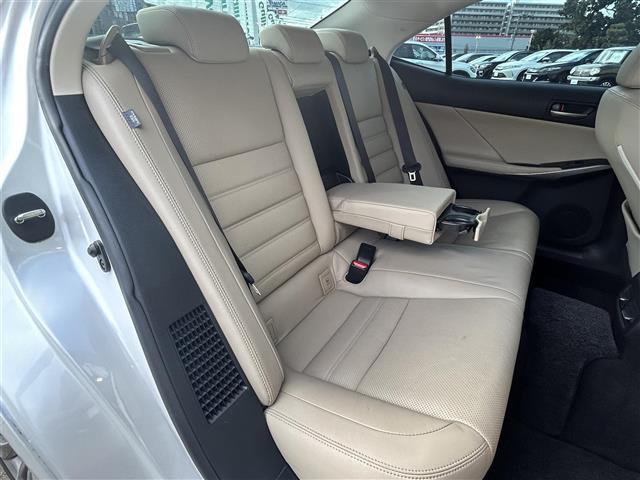 ＩＳ ＩＳ３００ｈ　バージョンＬ　４ＷＤ　純正ナビ　フルセグＴＶ　バックカメラ　革シート　サンルーフ　純正アルミホイール（32枚目）