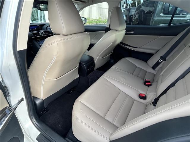 ＩＳ ＩＳ３００ｈ　バージョンＬ　４ＷＤ　純正ナビ　フルセグＴＶ　バックカメラ　革シート　サンルーフ　純正アルミホイール（33枚目）