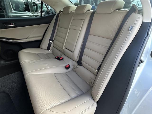 ＩＳ ＩＳ３００ｈ　バージョンＬ　４ＷＤ　純正ナビ　フルセグＴＶ　バックカメラ　革シート　サンルーフ　純正アルミホイール（34枚目）