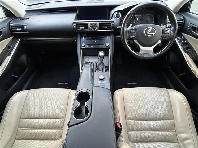 ＩＳ ＩＳ３００ｈ　バージョンＬ　４ＷＤ　純正ナビ　フルセグＴＶ　バックカメラ　革シート　サンルーフ　純正アルミホイール（42枚目）