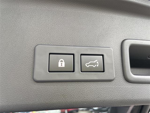 レヴォーグ ＳＴＩスポーツ　ＥＸ　４ＷＤ　純正ナビ　フルセグＴＶ　バックカメラ　ＬＥＤライト　ＥＴＣ　革シート　パワーバックドア　デジタルミラー　アイサイト　レーダークルーズ　純正アルミ　パワーシート　スマートキー　プッシュスタート（12枚目）