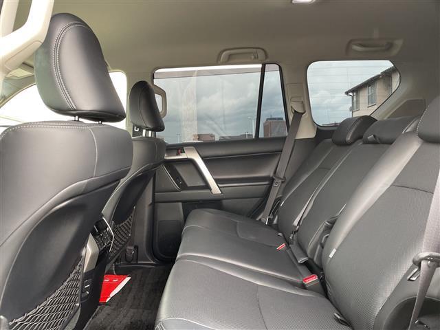 ランドクルーザープラド TX Lパッケージ 4WD 純正メーカーナビ フルセグTV パノラマモニター LEDヘッドライト ETC2.0 オプションアルミ 純正エアロ 黒革シート シートヒーター&クーラー ガナドールマフラー ドラレコ 保証書(6枚目)