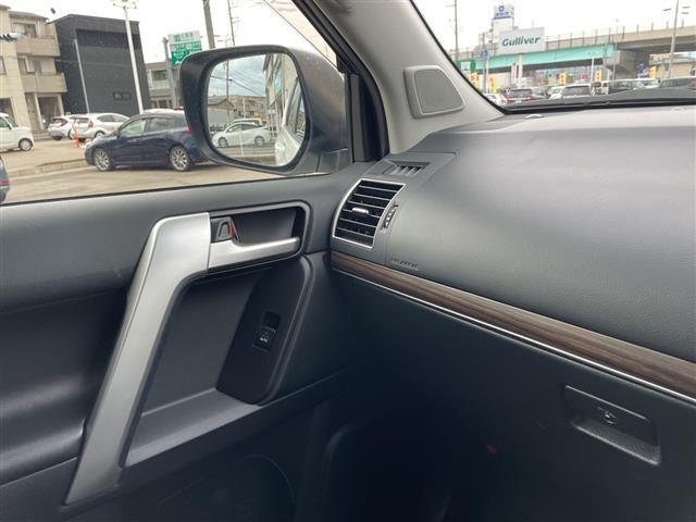 ランドクルーザープラド TX Lパッケージ 4WD 純正メーカーナビ フルセグTV パノラマモニター LEDヘッドライト ETC2.0 オプションアルミ 純正エアロ 黒革シート シートヒーター&クーラー ガナドールマフラー ドラレコ 保証書(23枚目)