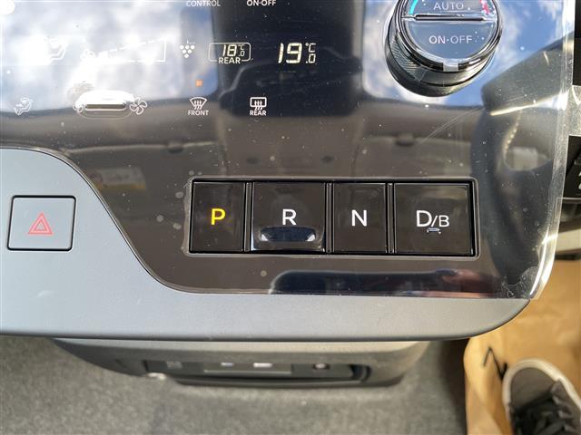 セレナ ｅ－パワー　ハイウェイスターＶ　登録未使用車　プロパイロット　禁煙車　１２．３インチディスプレイナビ　ＨＤＭＩ　アラウンドビューモニター　インテリジェンスクルーズコントロール　両側パワースライドドア　置くだけ充電　ＥＴＣ２．０（9枚目）