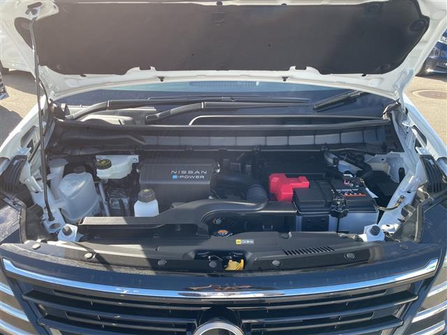 セレナ ｅ－パワー　ハイウェイスターＶ　登録未使用車　プロパイロット　禁煙車　１２．３インチディスプレイナビ　ＨＤＭＩ　アラウンドビューモニター　インテリジェンスクルーズコントロール　両側パワースライドドア　置くだけ充電　ＥＴＣ２．０（29枚目）