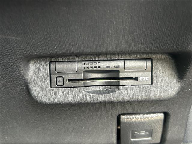 プリウス Ｓツーリングセレクション　／ナビ（ＮＳＺＴ－Ｗ６２Ｇ）／ＴＶ／ＣＤ／ＤＶＤ／Ｂｌｕｅｔｏｏｔｈ／ＥＴＣ／バックカメラ／純正フロアマット／純正アルミホイール／ドアバイザー／プッシュスタート／ステアリングスイッチ（4枚目）