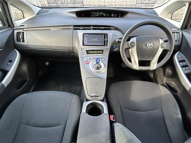 プリウス Ｓツーリングセレクション　／ナビ（ＮＳＺＴ－Ｗ６２Ｇ）／ＴＶ／ＣＤ／ＤＶＤ／Ｂｌｕｅｔｏｏｔｈ／ＥＴＣ／バックカメラ／純正フロアマット／純正アルミホイール／ドアバイザー／プッシュスタート／ステアリングスイッチ（5枚目）