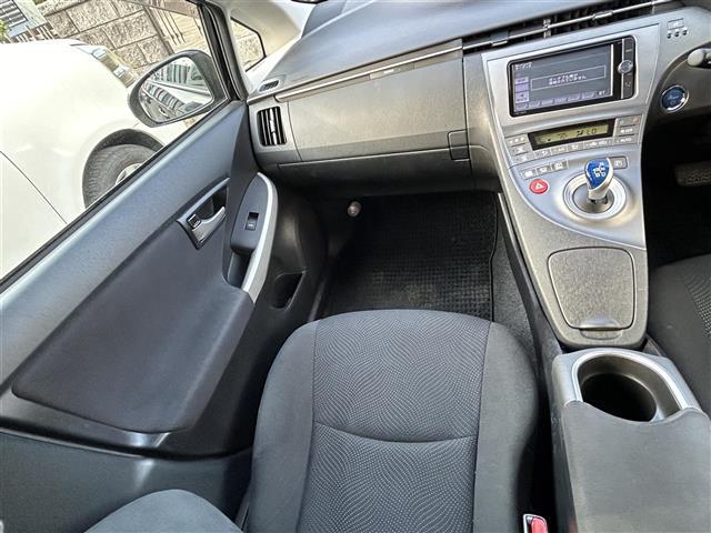 プリウス Ｓツーリングセレクション　／ナビ（ＮＳＺＴ－Ｗ６２Ｇ）／ＴＶ／ＣＤ／ＤＶＤ／Ｂｌｕｅｔｏｏｔｈ／ＥＴＣ／バックカメラ／純正フロアマット／純正アルミホイール／ドアバイザー／プッシュスタート／ステアリングスイッチ（6枚目）