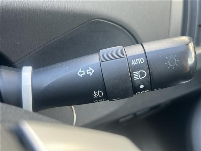 プリウス Ｓツーリングセレクション　／ナビ（ＮＳＺＴ－Ｗ６２Ｇ）／ＴＶ／ＣＤ／ＤＶＤ／Ｂｌｕｅｔｏｏｔｈ／ＥＴＣ／バックカメラ／純正フロアマット／純正アルミホイール／ドアバイザー／プッシュスタート／ステアリングスイッチ（16枚目）