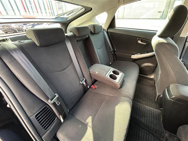 プリウス Ｓツーリングセレクション　／ナビ（ＮＳＺＴ－Ｗ６２Ｇ）／ＴＶ／ＣＤ／ＤＶＤ／Ｂｌｕｅｔｏｏｔｈ／ＥＴＣ／バックカメラ／純正フロアマット／純正アルミホイール／ドアバイザー／プッシュスタート／ステアリングスイッチ（25枚目）