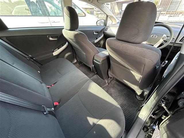 プリウス Ｓツーリングセレクション　／ナビ（ＮＳＺＴ－Ｗ６２Ｇ）／ＴＶ／ＣＤ／ＤＶＤ／Ｂｌｕｅｔｏｏｔｈ／ＥＴＣ／バックカメラ／純正フロアマット／純正アルミホイール／ドアバイザー／プッシュスタート／ステアリングスイッチ（26枚目）